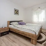 Preiswertes Studio-apartment Mit Privatem Grill, Privatparkplatz Unweit Vom Lägenhet Grižane