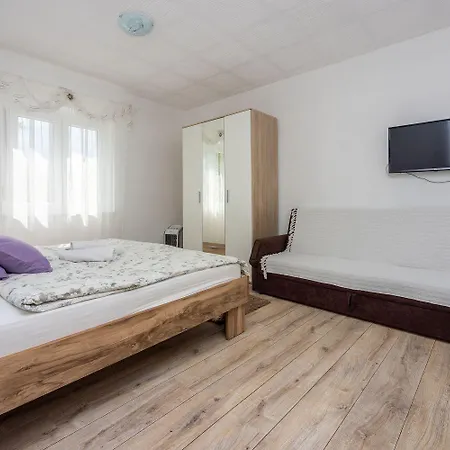 Preiswertes Studio-apartment Mit Privatem Grill, Privatparkplatz Unweit Vom Grizane-Belgrad