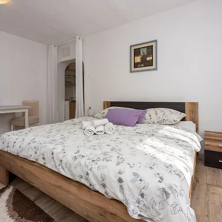 Preiswertes Studio-apartment Mit Privatem Grill, Privatparkplatz Unweit Vom Apartman Grizane-Belgrad