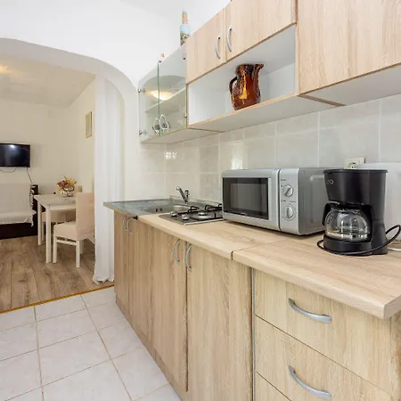Preiswertes Studio-apartment Mit Privatem Grill, Privatparkplatz Unweit Vom Grizane-Belgrad
