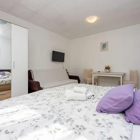 Preiswertes Studio-apartment Mit Privatem Grill, Privatparkplatz Unweit Vom Apartman Grizane-Belgrad