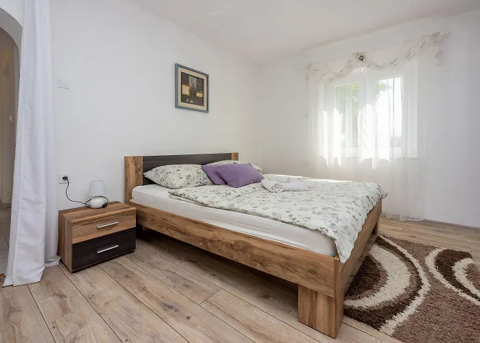 Preiswertes Studio-apartment Mit Privatem Grill, Privatparkplatz Unweit Vom Apartman Grizane-Belgrad