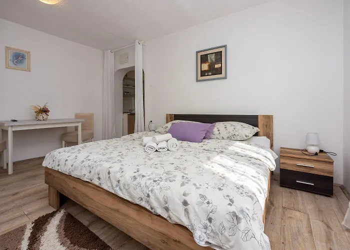 Preiswertes Studio-apartment Mit Privatem Grill, Privatparkplatz Unweit Vom Apartman Grizane-Belgrad