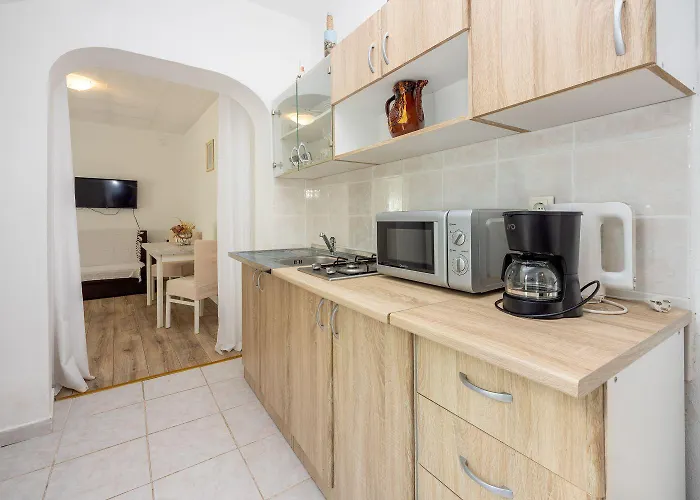 Preiswertes Studio-apartment Mit Privatem Grill, Privatparkplatz Unweit Vom Grizane-Belgrad